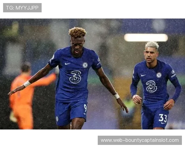 鲍恩诡异弧线破门，西汉姆联客场两球领先切尔西